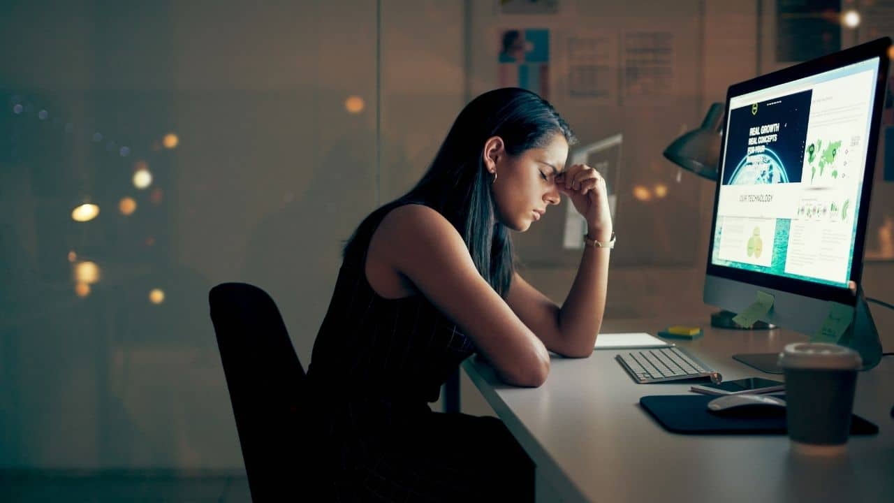 Woman-burnout-work-office
