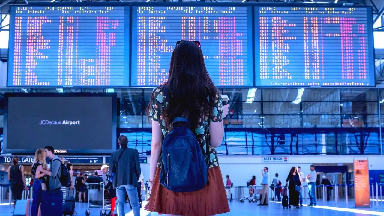 woman-aiport-flights-board