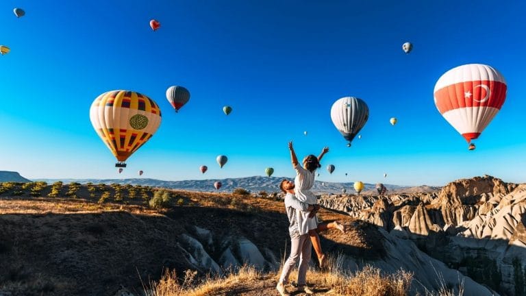 Couple-Hot-Air-Balloon-Travel