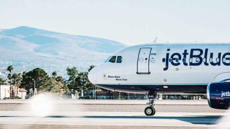 JetBlue-Airplane-On-Runway